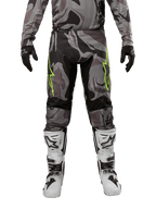 Alpinestars 2024 Racer Tactical byxor, motocrossbyxor, Cast Gray Camo Magnet, bärs med matchande kamouflagetröja, svarta handskar och vita och svarta stövlar, med limegröna stjärnlogotyper på låren och svarta stretchpaneler, vy framifrån för terrängutrustning