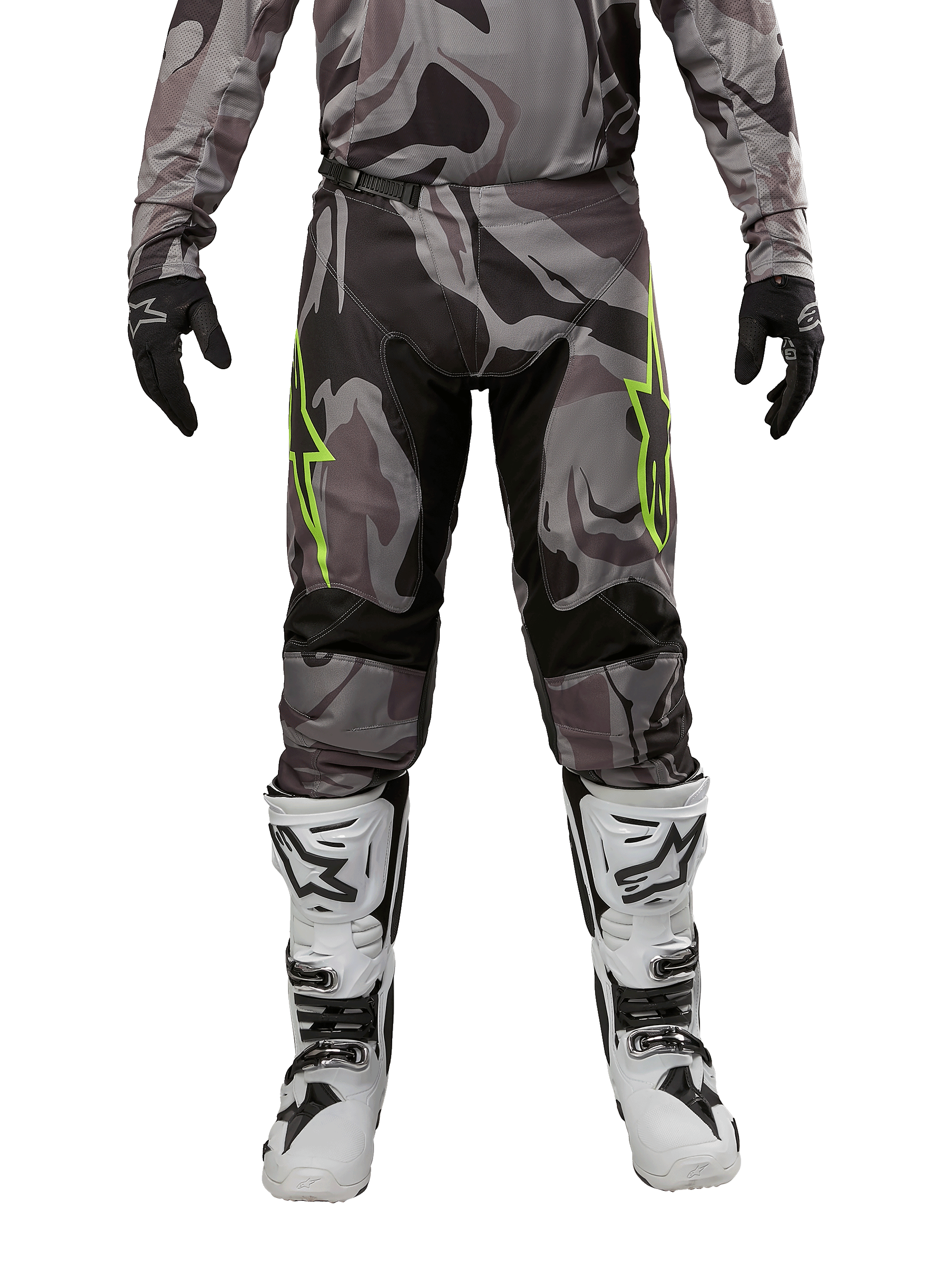 Alpinestars 2024 Racer Tactical byxor, motocrossbyxor, Cast Gray Camo Magnet, bärs med matchande kamouflagetröja, svarta handskar och vita och svarta stövlar, med limegröna stjärnlogotyper på låren och svarta stretchpaneler, vy framifrån för terrängutrustning