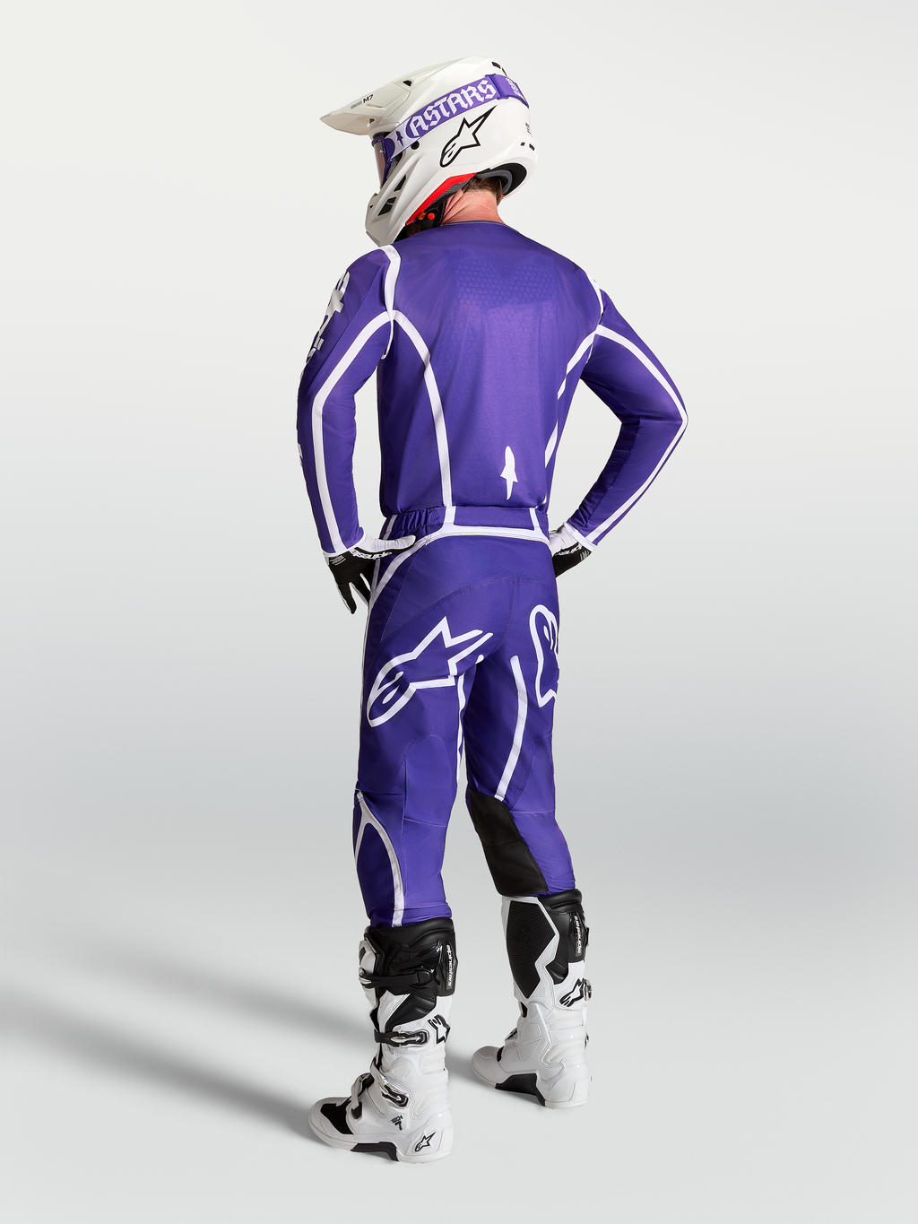 Alpinestars Fluid Apex V2 byxor, mörkblå och vita motocrossbyxor för herr i 600D polytyg med ergonomisk sportpassform på modell.