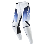 Alpinestars 2024 Racer Hoen byxor, motocrossbyxor, vita med mörk marinblå och ljusblå tonade paneler, vit stjärnlogotyp på låren, svarta Alpinestars-logotyper på knäna, slitstarkt material för terrängkörning
