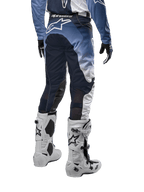 Alpinestars 2024 Racer Hoen byxor sedda bakifrån, mörkblå, ljusblå och vita motocrossbyxor, stor vit stjärnlogotyp på sätet, matchande tröja och vita stövlar, tekniskt material för terrängkörning