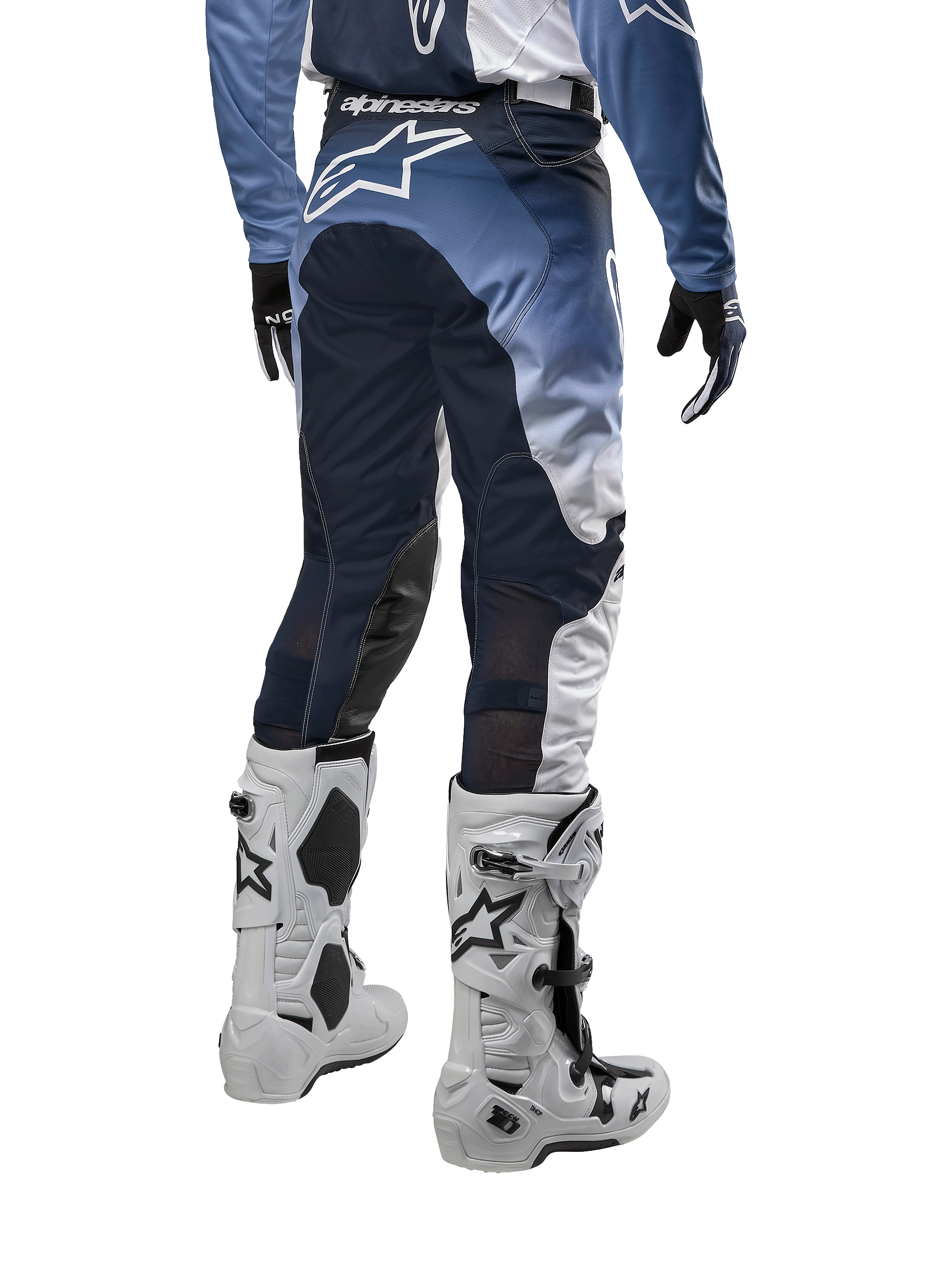 Alpinestars 2024 Racer Hoen byxor sedda bakifrån, mörkblå, ljusblå och vita motocrossbyxor, stor vit stjärnlogotyp på sätet, matchande tröja och vita stövlar, tekniskt material för terrängkörning