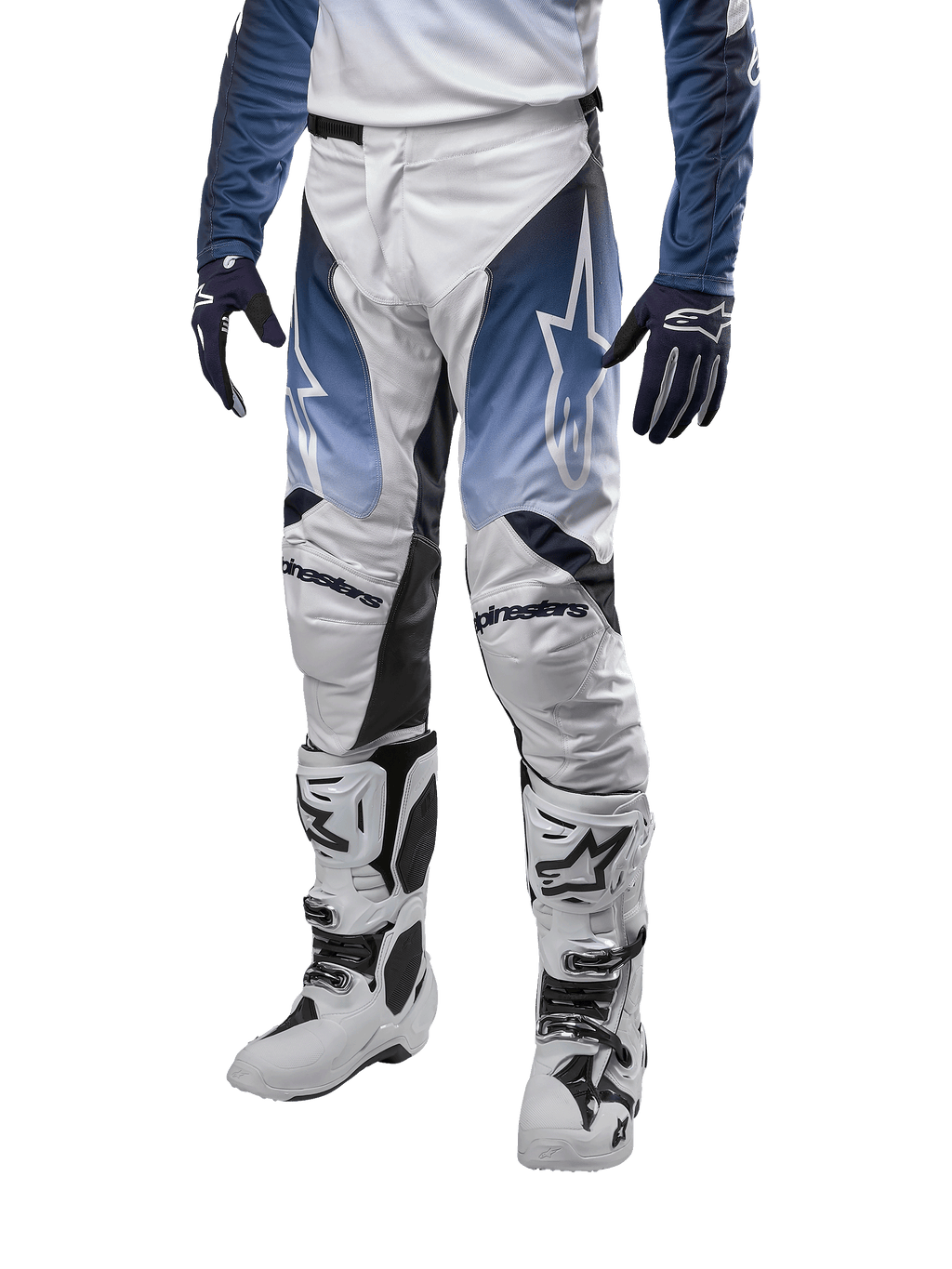 Alpinestars 2024 Racer Hoen byxor, motocrossbyxor i vitt, mörkblått och ljusblått, stjärnlogotyper på låren, Alpinestars-logotyp på knäna, visas med matchande tröja, handskar och vita motocross-stövlar, hållbart material för terrängkörning