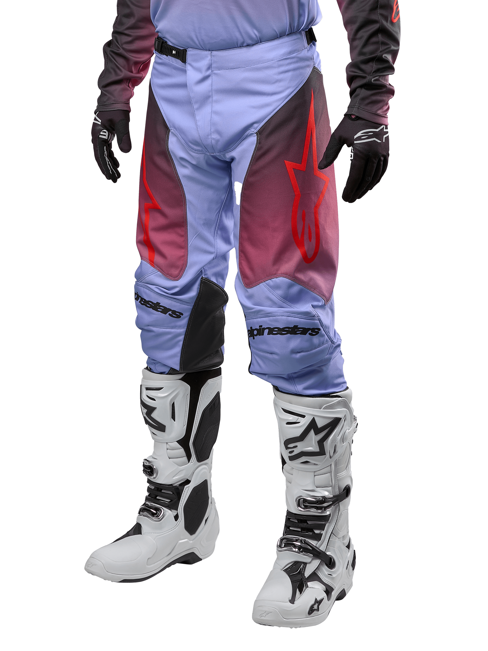 Alpinestars 2024 Racer Hoen byxor, motocrossbyxor, Lavan Purple och svarta med röd grafik, med röda stjärnlogotyper på låren och svart text på knäna, bärs med vita och svarta stövlar och svarta handskar