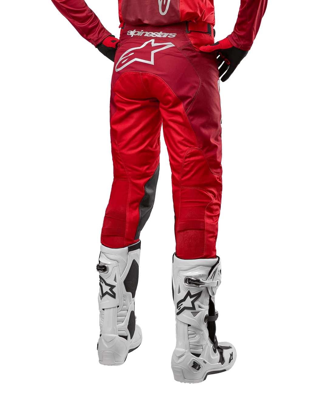 Alpinestars 2024 Racer Hoen byxor, motocrossbyxor, Mars Red Burgundy, vy bakifrån som visar en stor vit Astar-logotyp på baksidan, svarta paneler på insidan av knäna, bärs med vita motocross-stövlar, högpresterande terrängutrustning