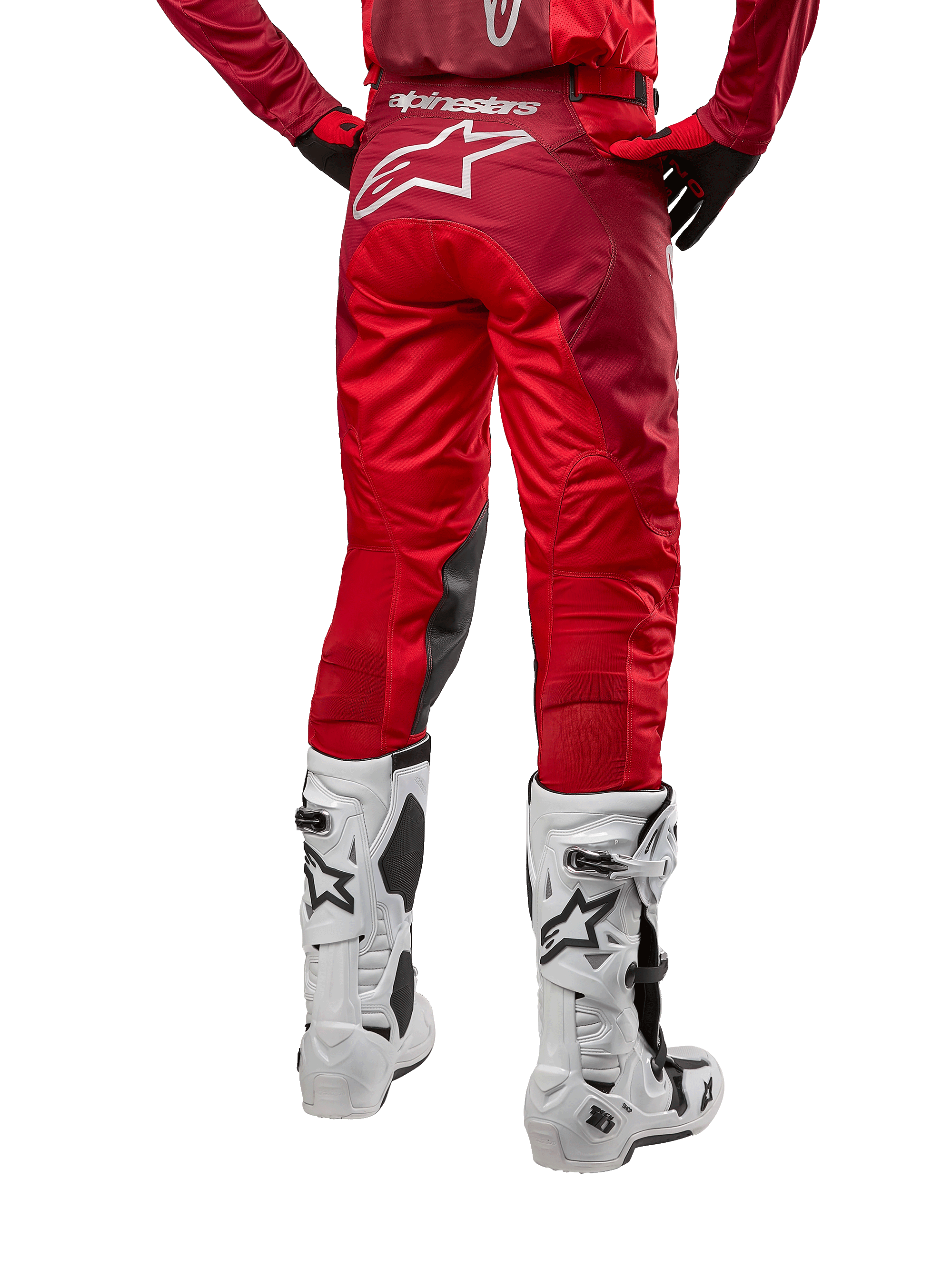 Alpinestars 2024 Racer Hoen byxor, motocrossbyxor, Mars Red Burgundy, vy bakifrån som visar en stor vit Astar-logotyp på baksidan, svarta paneler på insidan av knäna, bärs med vita motocross-stövlar, högpresterande terrängutrustning