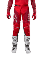 Alpinestars 2024 Racer Hoen byxor, motocrossbyxor, Mars Red Burgundy, frontvy med silvriga Alpinestars-logotyper och logotyper på knäna, bärs med matchande röd tröja, röda och svarta handskar och vita off-road-stövlar