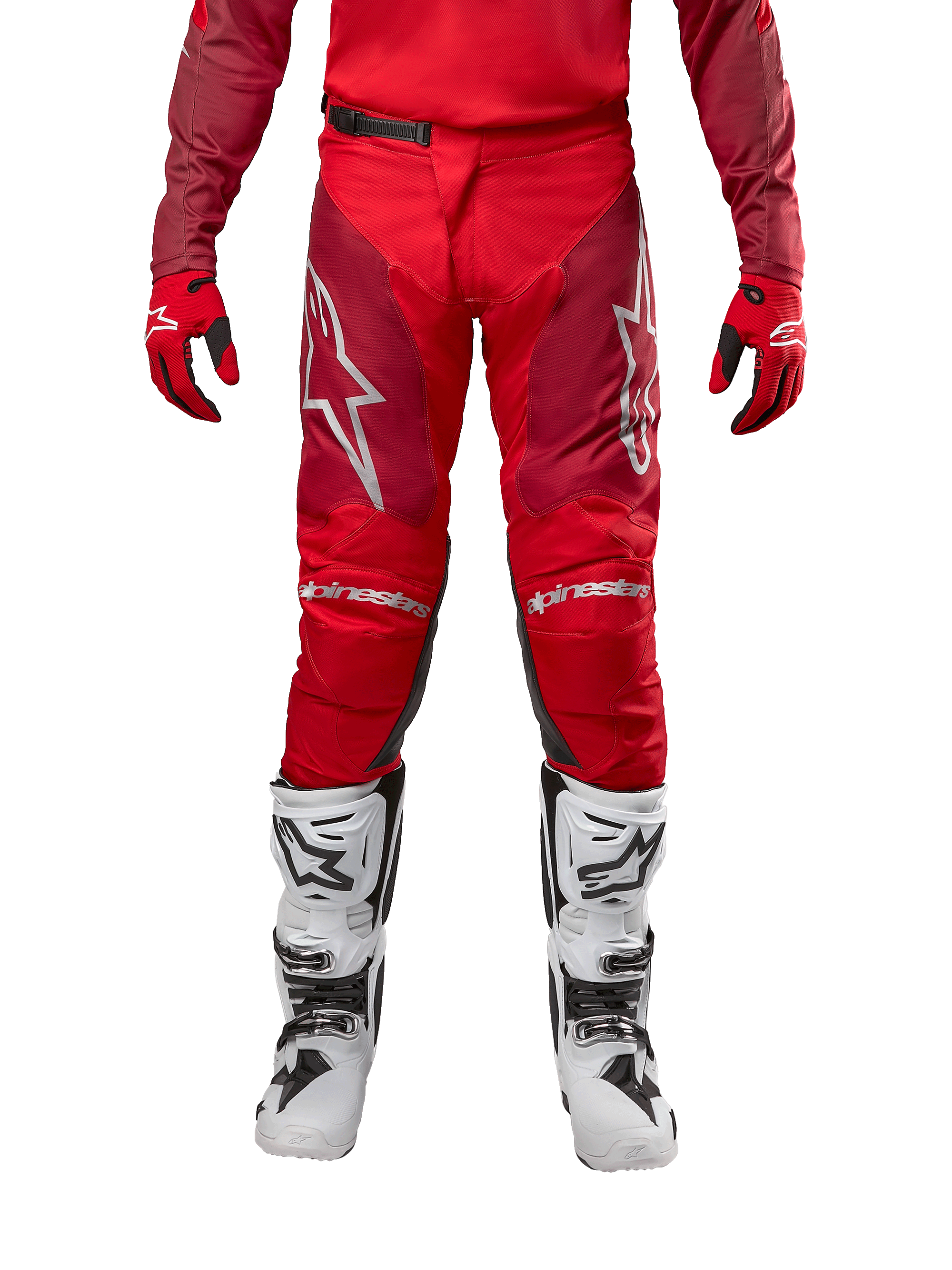 Alpinestars 2024 Racer Hoen byxor, motocrossbyxor, Mars Red Burgundy, frontvy med silvriga Alpinestars-logotyper och logotyper på knäna, bärs med matchande röd tröja, röda och svarta handskar och vita off-road-stövlar