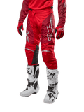 Alpinestars 2024 Racer Hoen byxor, motocrossbyxor, Mars Red och vinröd, bärs med matchande röd tröja och handskar samt vita stövlar, svarta knäpaneler i läder och vita logotyper, hållbar teknisk utrustning för terrängkörning
