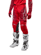 Alpinestars 2024 Racer Hoen byxor, motocrossbyxor, Mars Red och vinröd, bärs med matchande röd tröja och handskar samt vita stövlar, svarta knäpaneler i läder och vita logotyper, hållbar teknisk utrustning för terrängkörning