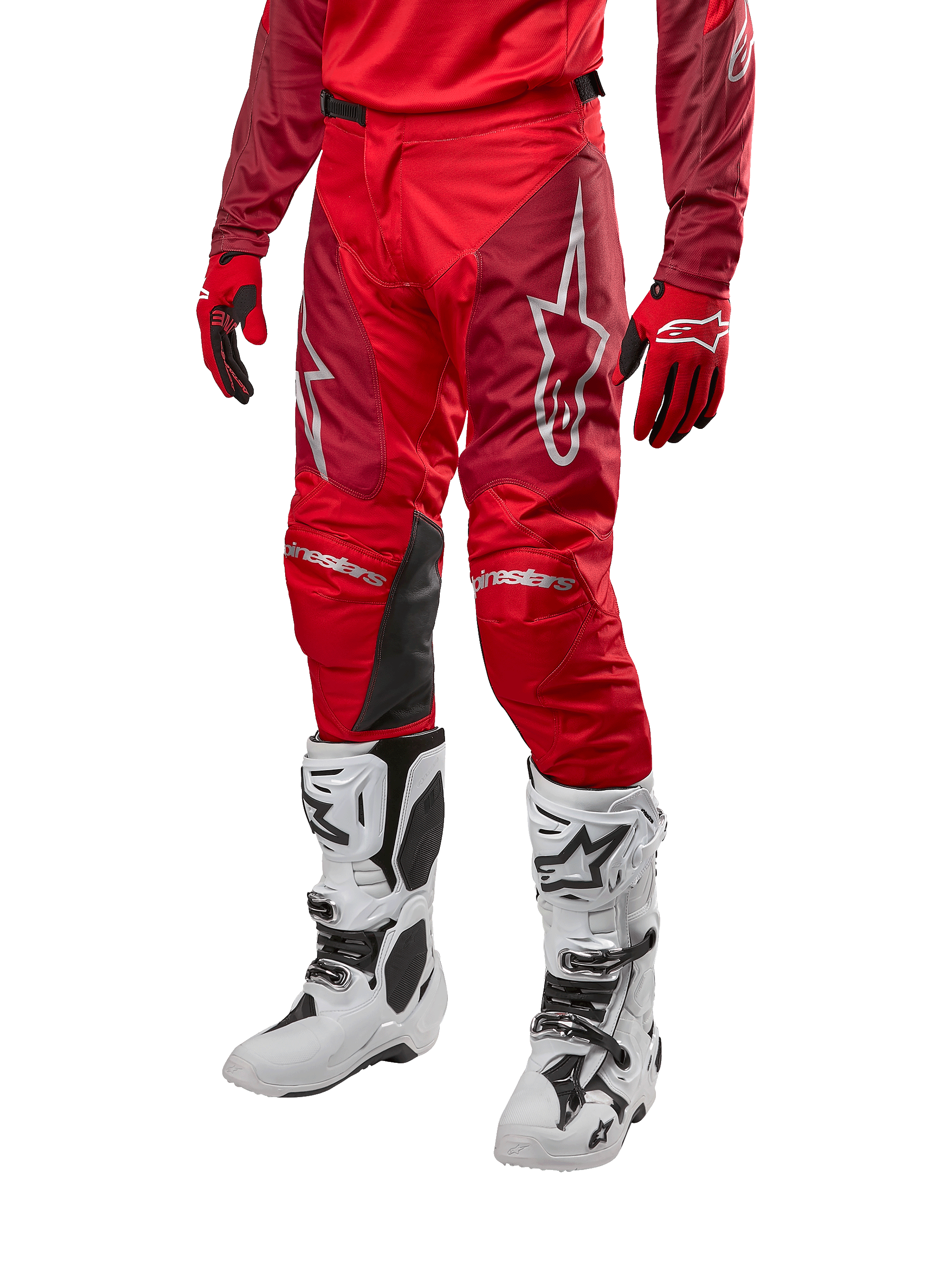 Alpinestars 2024 Racer Hoen byxor, motocrossbyxor, Mars Red och vinröd, bärs med matchande röd tröja och handskar samt vita stövlar, svarta knäpaneler i läder och vita logotyper, hållbar teknisk utrustning för terrängkörning