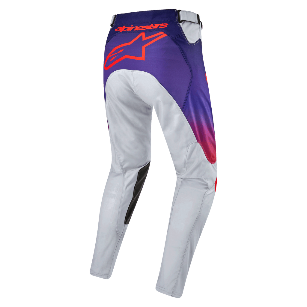 Alpinestars 2024 Racer Hoen byxor, baksida av motocrossbyxor i ljusgrått, lila och hot orange, stor röd stjärnlogotyp på sätet, svarta läderpaneler på innerknäna, slitstarkt material för terrängkörning