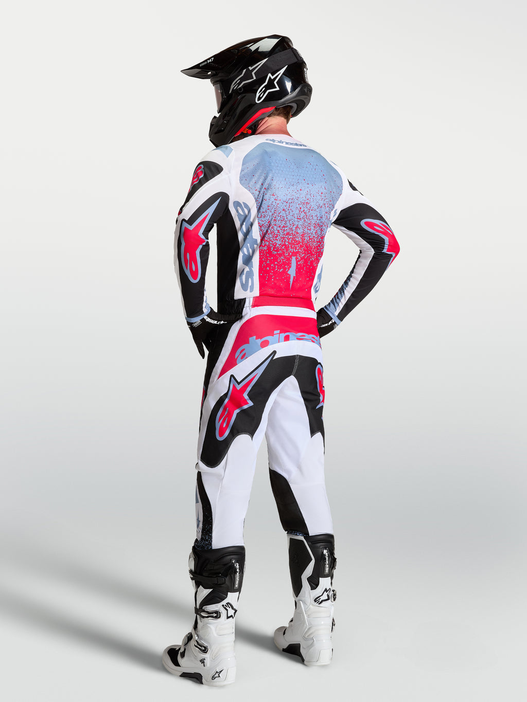 Alpinestars Fluid Drag byxor, motocrossbyxor för herr, vita och svarta med röda detaljer, vy bakifrån på modell.
