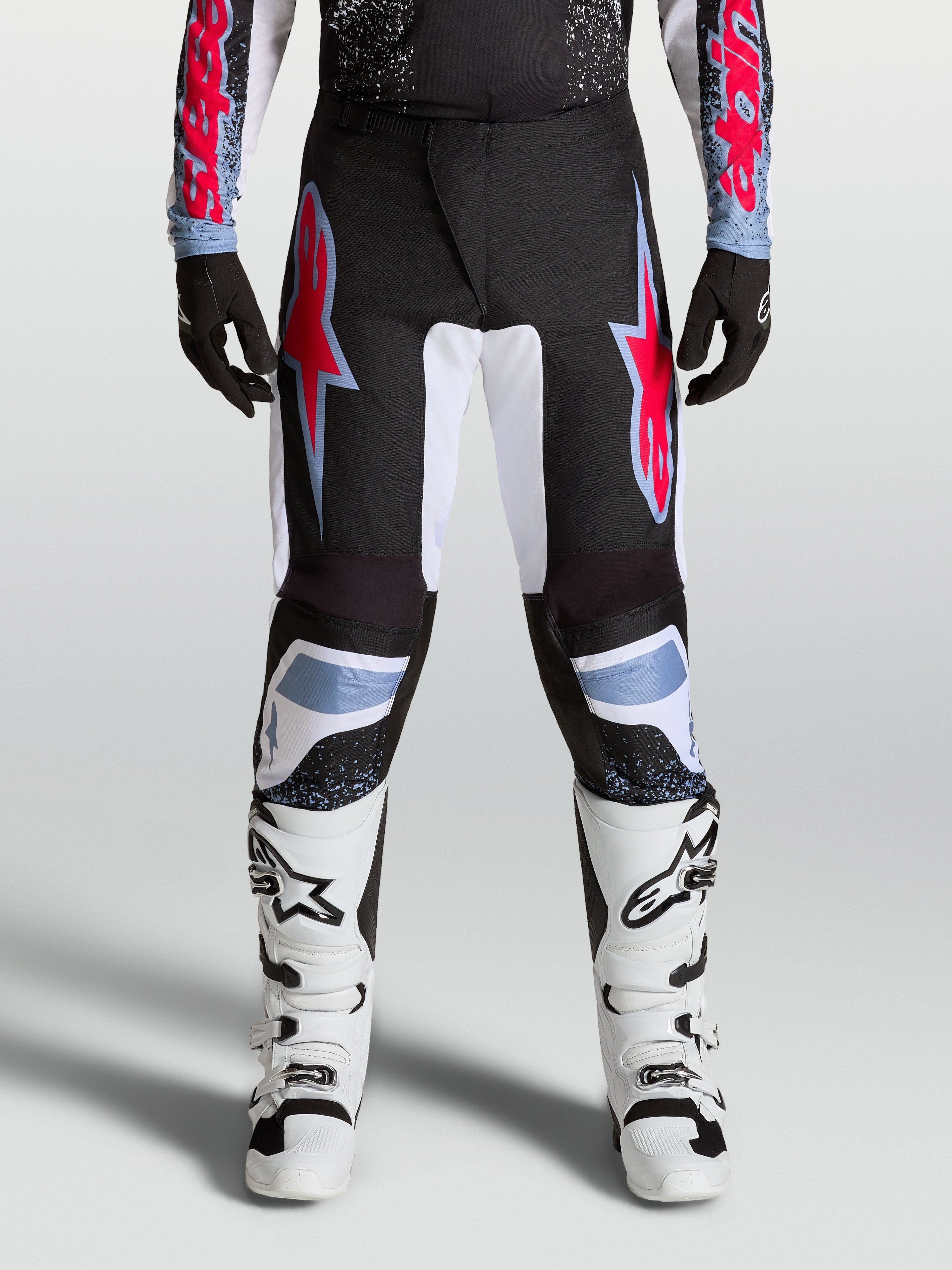 Alpinestars Fluid Drag byxor, svarta, vita och röda motocrossbyxor för herrar, 600D polytyg för terrängkörning.