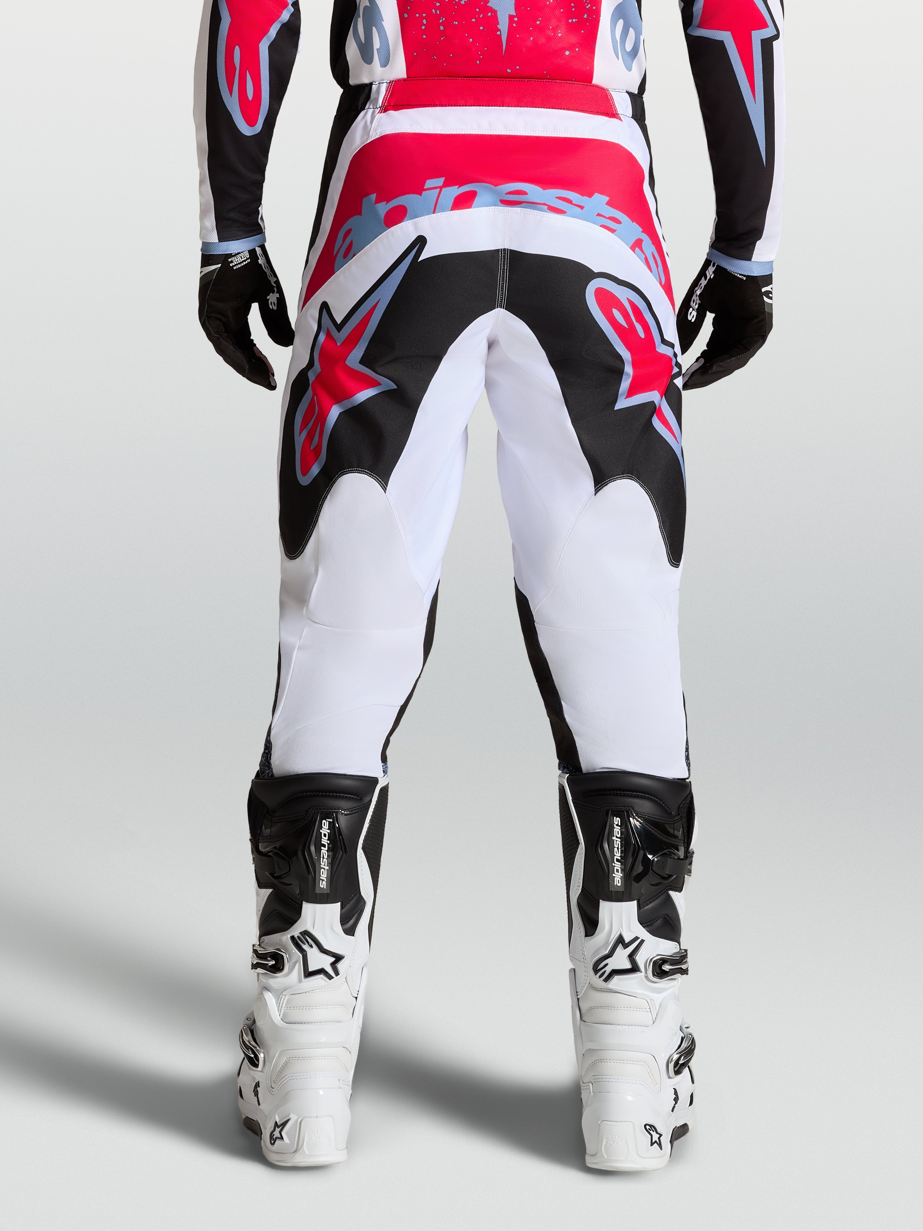 Alpinestars Fluid Drag byxor, motocrossbyxor för herrar, vita och svarta, slitstarkt 600D-polytyg med röda accenter.