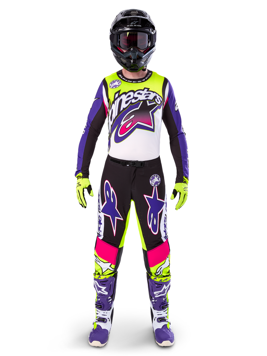 Motocrossförare i komplett racingutrustning, Limited Edition Supertech Dirt Studios-tröja och byxor i vitt, lila och gul fluo, svart hjälm med goggles, lila och vita stövlar, matchande färgstark outfit för motocross