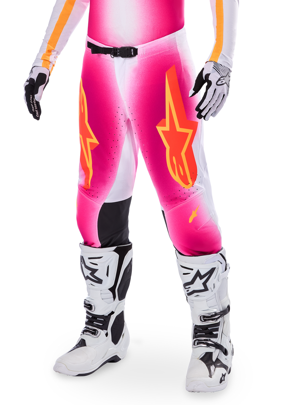 Alpinestars Supertech AFD MIG Limited Edition motocrossbyxor, rosa med orangea och gula stjärnlogotyper, bärs med vita motocross-stövlar och svartvita handskar, svarta innerpaneler vid knäna, atletisk passform, en del av ett högpresterande racingställ