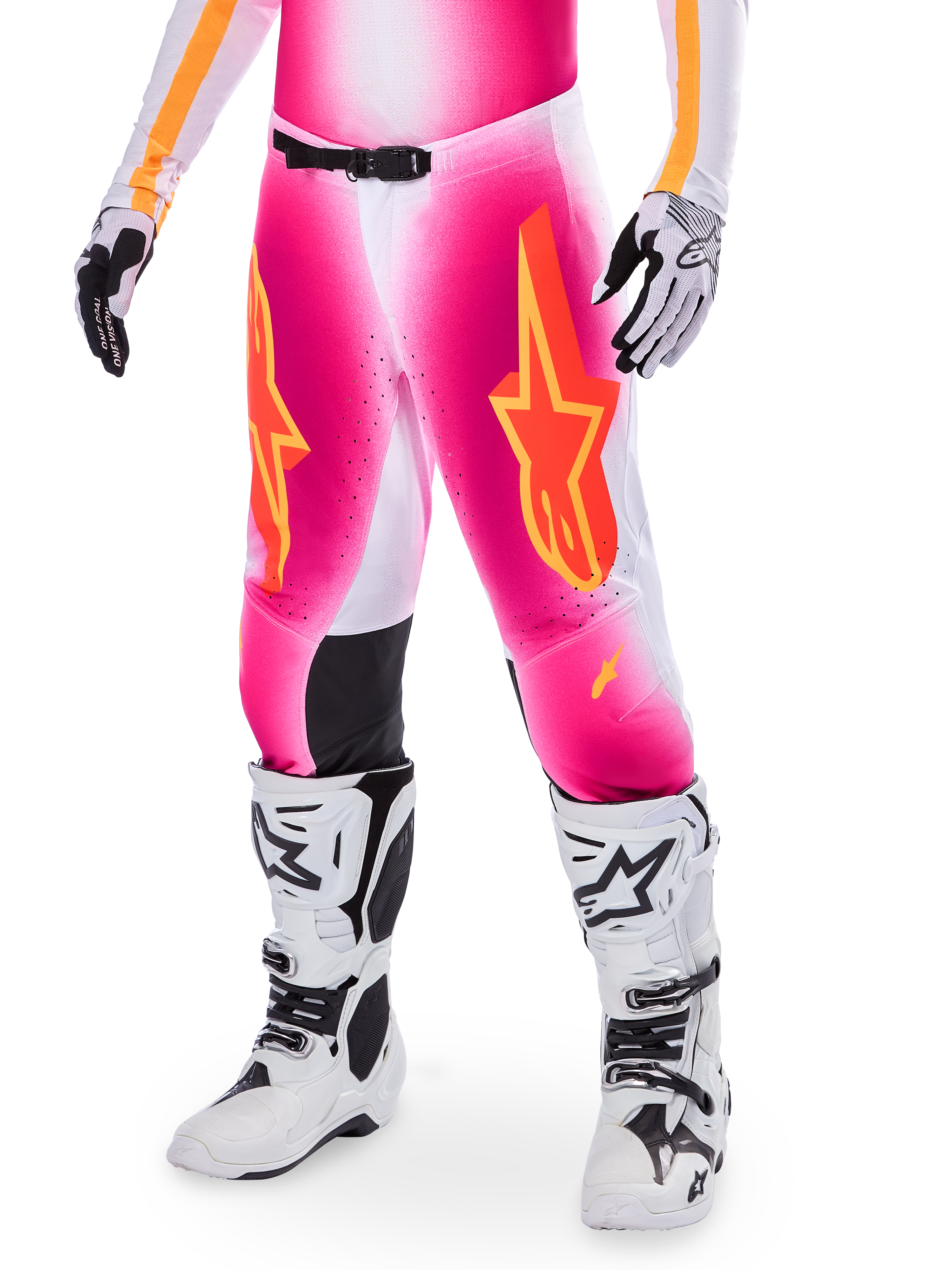 Alpinestars Supertech AFD MIG Limited Edition motocrossbyxor, rosa med orangea och gula stjärnlogotyper, bärs med vita motocross-stövlar och svartvita handskar, svarta innerpaneler vid knäna, atletisk passform, en del av ett högpresterande racingställ