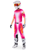 Motocrossförare i Alpinestars Supertech AFD MIG Limited Edition-ställ, tröja och byxor med färgtoning i neonrosa, vitt och orange, vit hjälm med orangea goggles, vita och svarta stövlar, professionell motocrossutrustning
