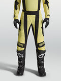 Alpinestars Techstar Atrox byxor, gula och svarta motocrossbyxor med atletisk passform, bärs av modell med svarta stövlar.