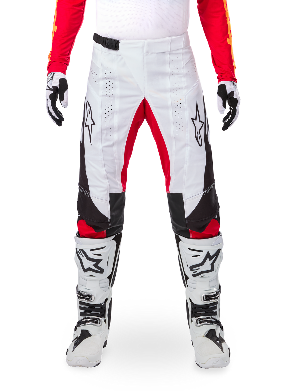 Alpinestars Limited Edition Techstar Deep byxor, motocrossbyxor, svart, vit och High Red, bärs med matchande röd tröja, vita och svarta handskar och stövlar, med vita frontpaneler, röda accenter på innerbenen, svarta sidopaneler, Alpinestars-logotyper på låren och laserperforerade detaljer för ventilation.