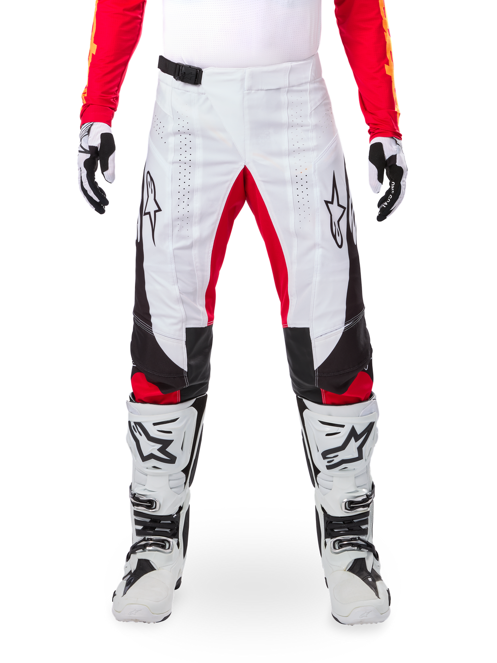 Alpinestars Limited Edition Techstar Deep-byxor, motocrossbyxor, vita med svarta och röda detaljer, stjärnlogotyp och laserperforeringar, visas med vita motocross-stövlar och handskar, hållbart tekniskt material för terrängkörning