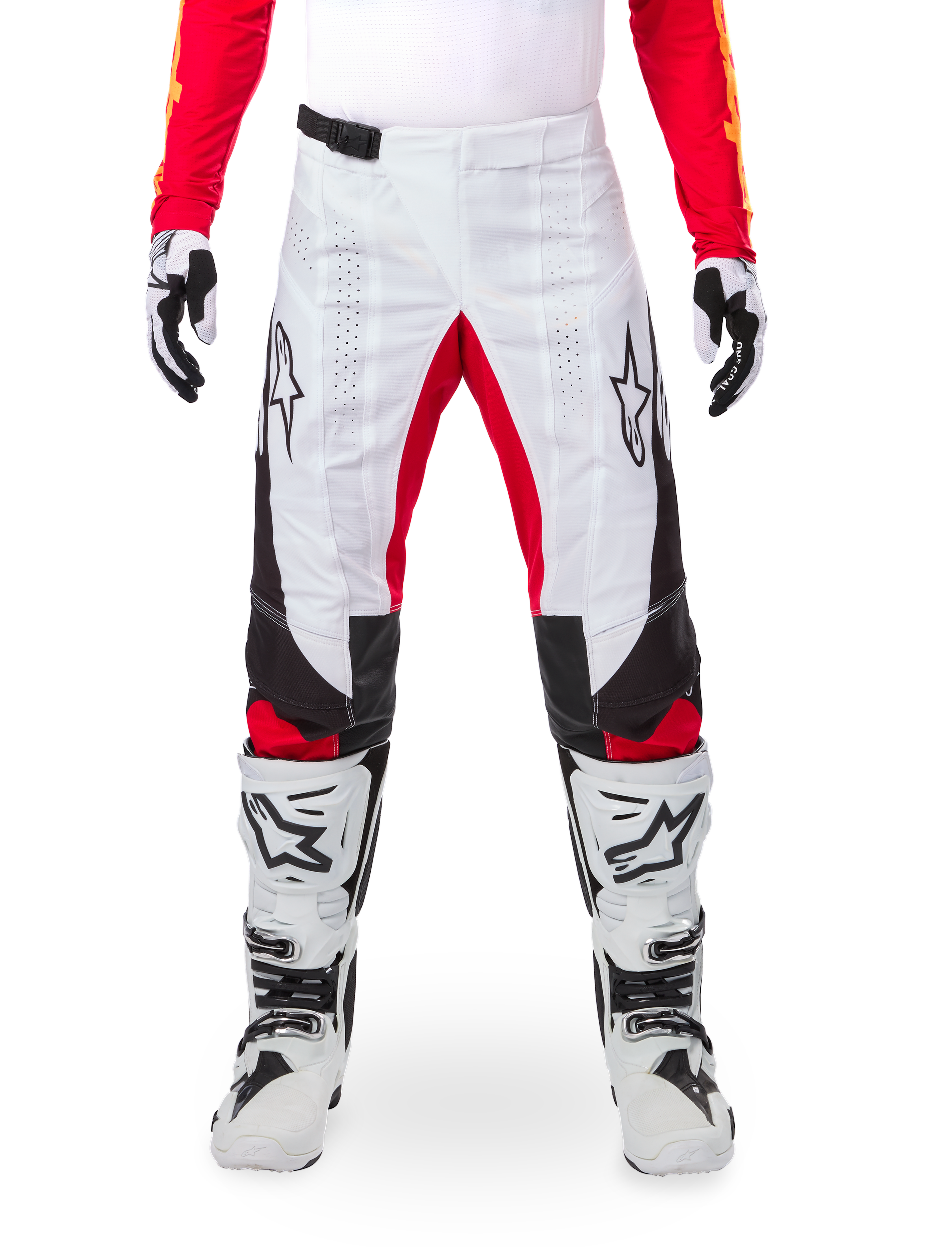 Alpinestars Limited Edition Techstar Deep-byxor, motocrossbyxor, vita med svarta och röda detaljer, stjärnlogotyp och laserperforeringar, visas med vita motocross-stövlar och handskar, hållbart tekniskt material för terrängkörning