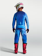 Alpinestars Fluid Kepler byxor, blå herrmotocrossbyxor, vy bakifrån som visar ergonomisk passform i hållbart polytyg.
