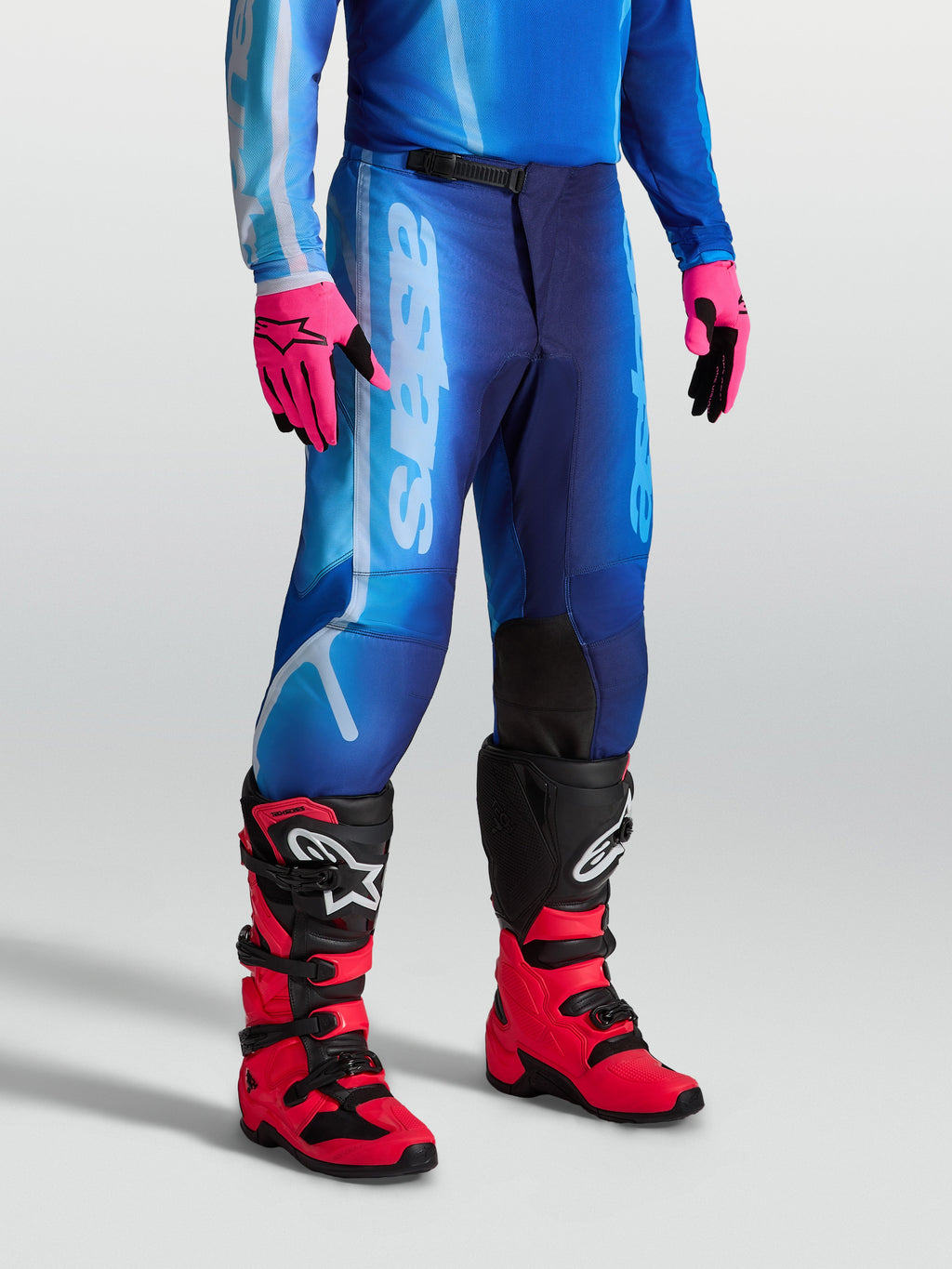 Alpinestars Fluid Kepler byxor, motocrossbyxor för herr, blå och ljusblå, slitstarkt 600D polytyg med förböjd bendesign, sportpassform optimerad för terrängkörning.