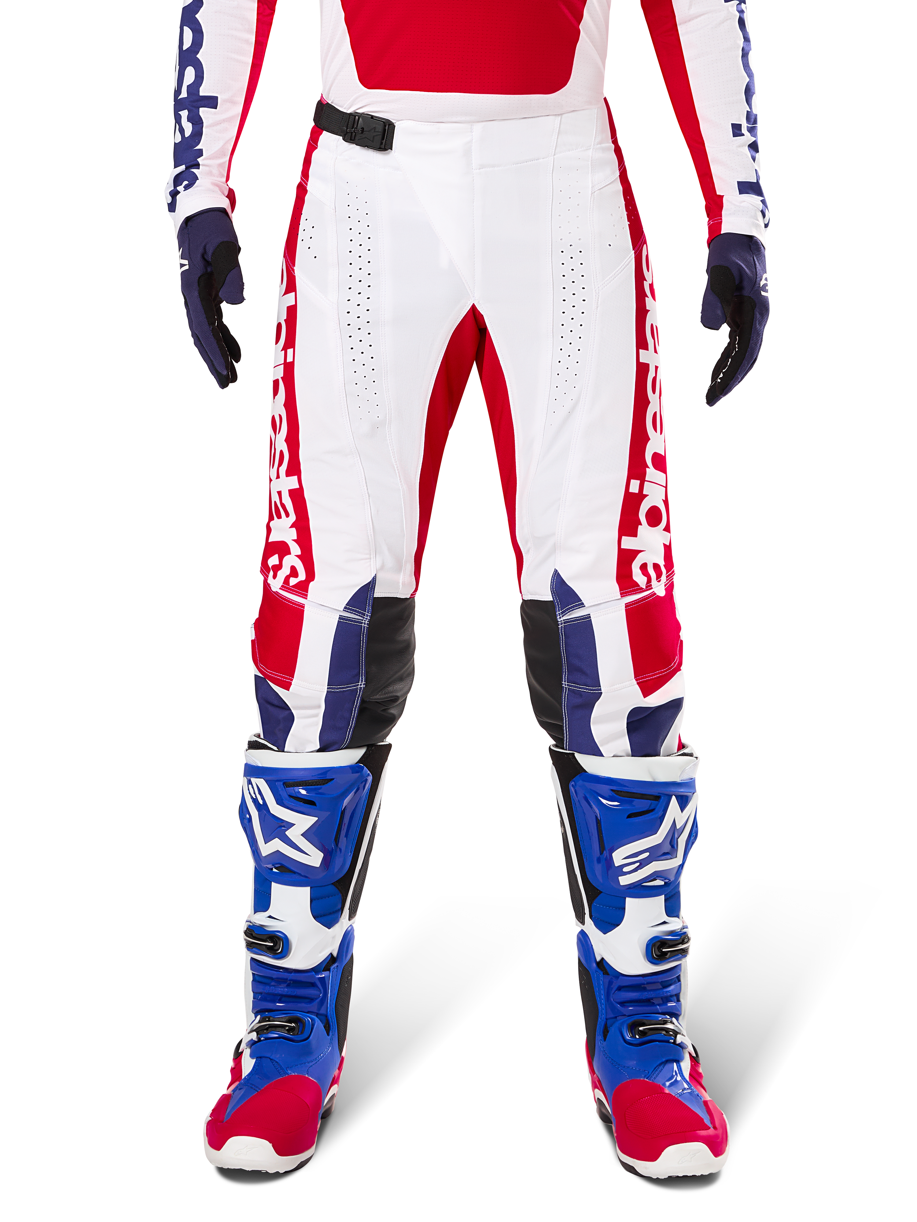 Limited Edition Techstar Fortitude-byxor, motocrossbyxor, klarröd, vit och blå, bärs med matchande utrustning inklusive blå skyddsstövlar och handskar, med vit bas och röd grafik, svarta knäpaneler i läder och laserskurna perforeringar, professionell racingutrustning för terräng