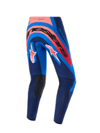 Alpinestars 2026 Supertech Vista-byxor, motocrossbyxor, Dark Navy, Hot Coral och Cobalt, vy bakifrån med tydlig branding över sätet och A-star-logotyper på benen, med mörka förstärkta innerknäpaneler och laserskurna perforeringar för luftflöde