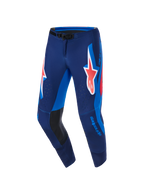 Alpinestars 2026 Supertech Vista byxor, motocrossbyxor, Dark Navy Hot Coral Cobalt, med en stor korallfärgad Astars-logotyp på låren, klarblå sidopaneler, svarta läderförstärkningar på knänas insida och laserutskurna perforeringar för ventilation, designade för elitprestanda vid tävling.
