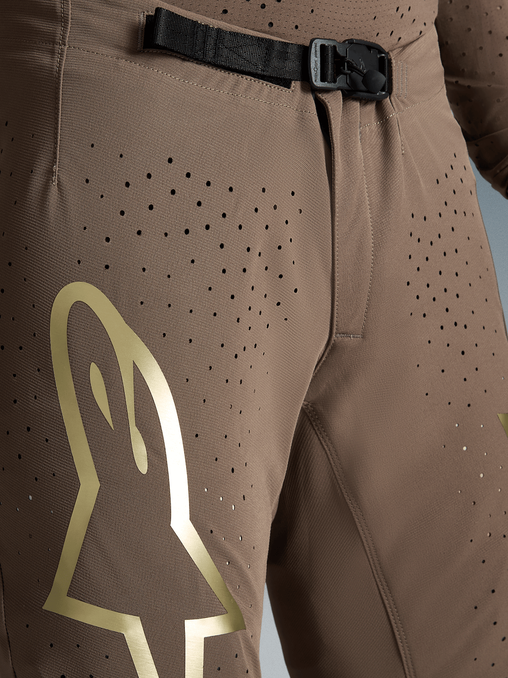 Alpinestars Supertech Air Gold, bruna motocrossbyxor med guldlogotyp, perforerat material och SX1-magnetspänne.