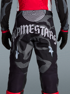 Alpinestars 2026 Techstar Beast Coast-byxor, motocrossbyxor i grått kamouflagemönster med vit logotyp baktill och slitstarkt tyg.