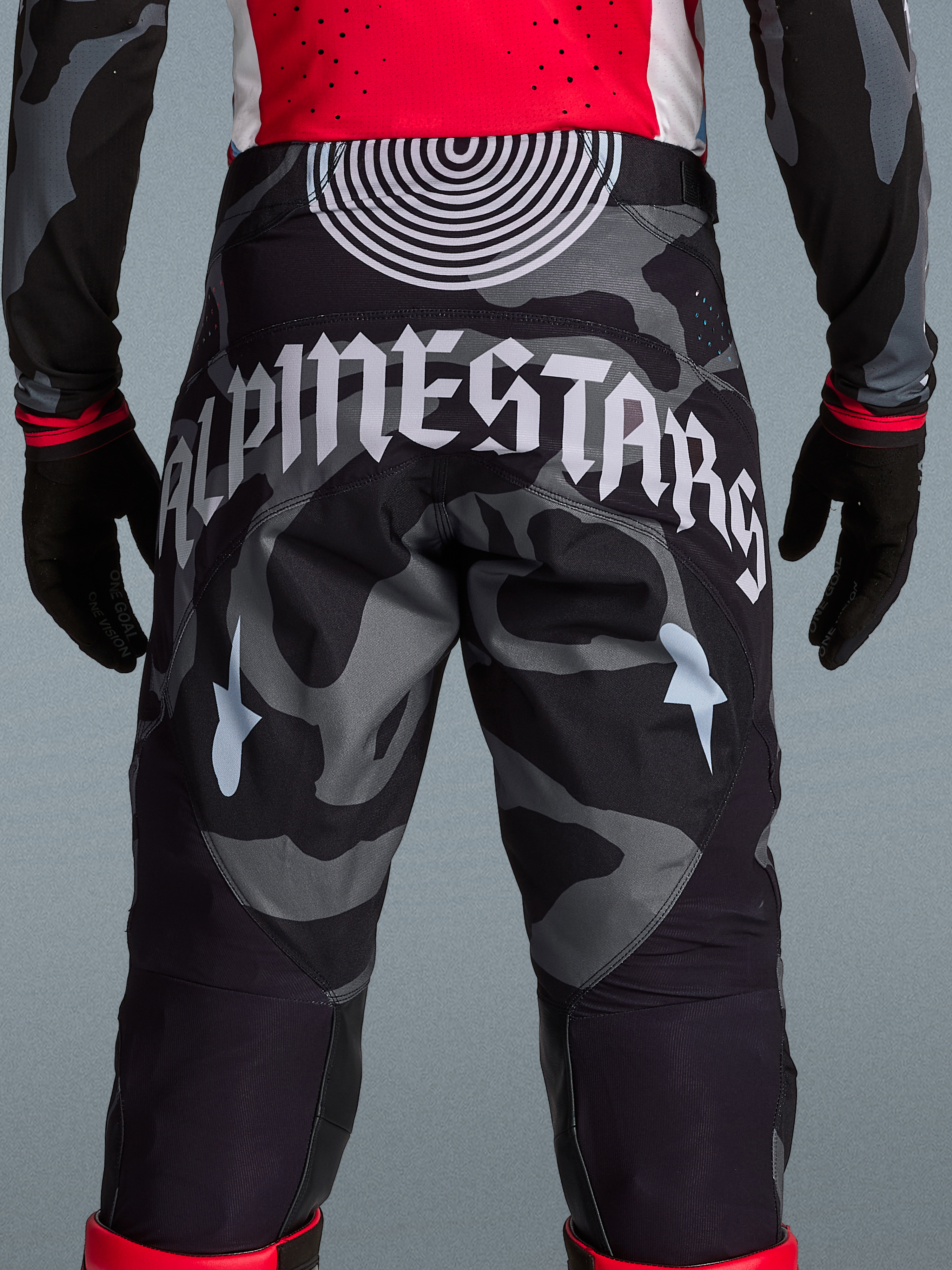 Alpinestars 2026 Techstar Beast Coast-byxor, motocrossbyxor i grått kamouflagemönster med vit logotyp baktill och slitstarkt tyg.