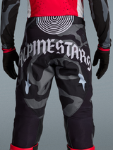 Alpinestars Techstar Beast Coast motocrossbyxor med grått kamouflagemönster och vit logotyp över sätet.