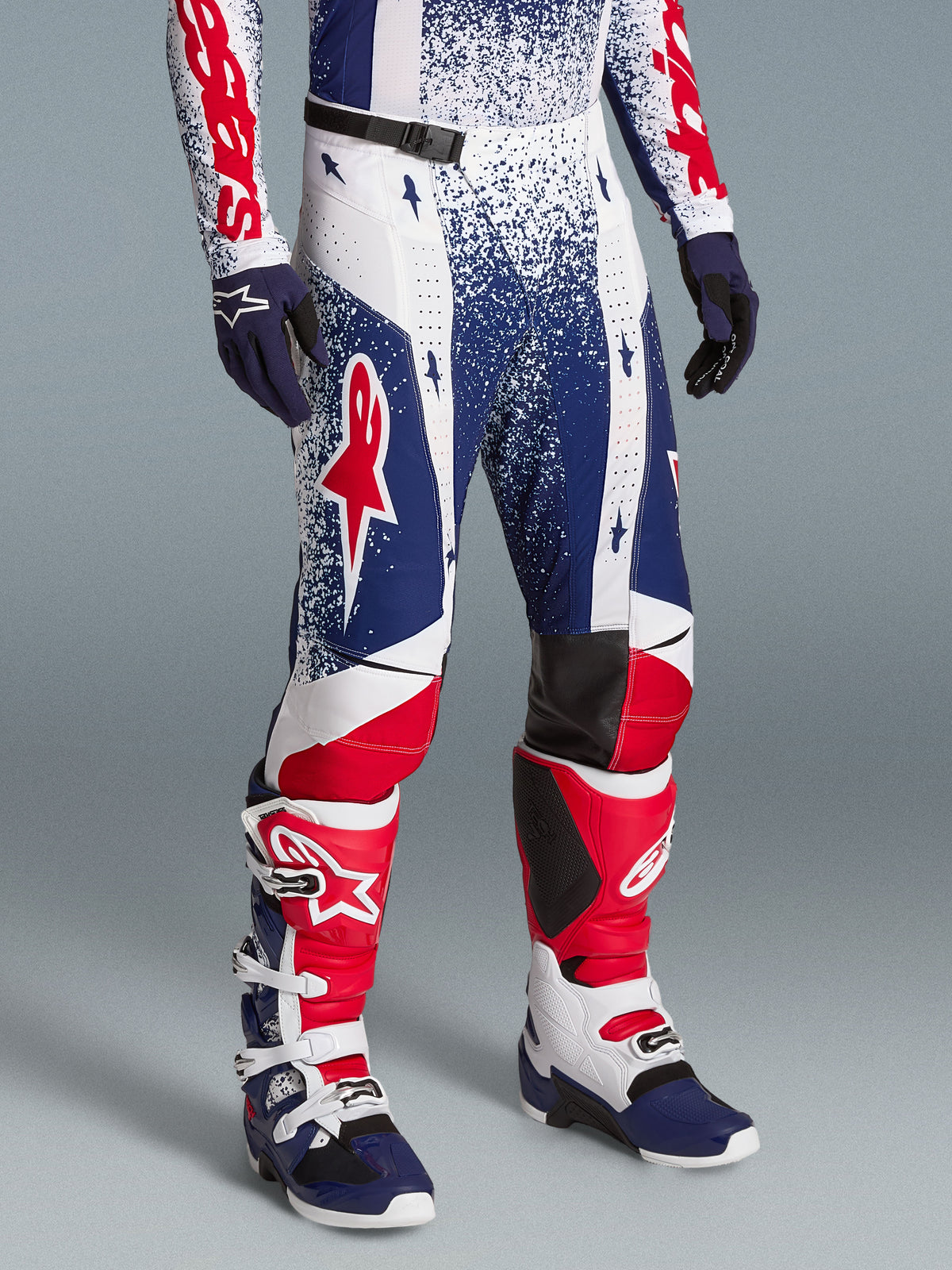 Alpinestars Techstar Unity byxor, limited edition motocrossbyxor i rött, vitt och blått med ergonomisk race-passform.