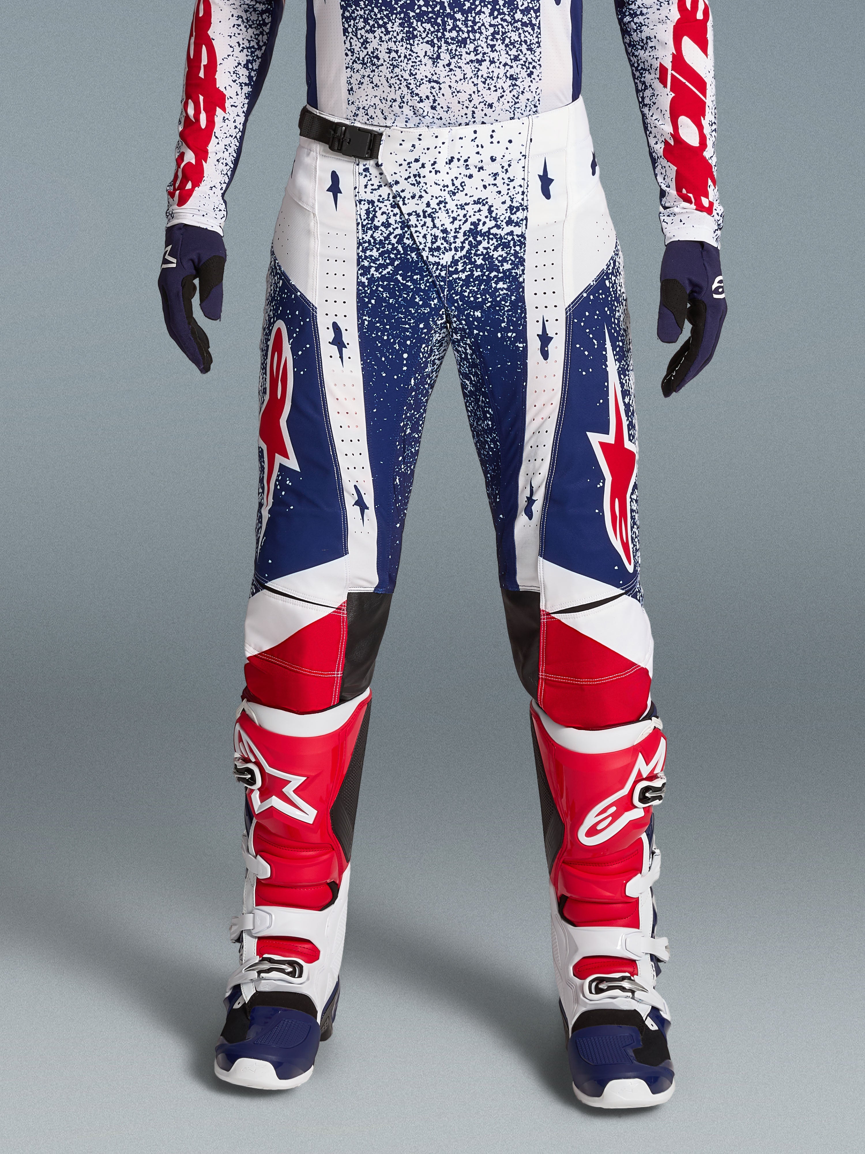 Alpinestars Techstar Unity Limited Edition, röda, vita och blå motocrossbyxor för herr med performance stretch.
