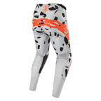 Alpinestars 2024 Techstar Rantera byxor, motocrossbyxor, Haze Gray Camo, vy bakifrån som visar en stor orange logotyp över sätet, svarta grafiska mönster på grått tyg, atletisk design för terrängkörning