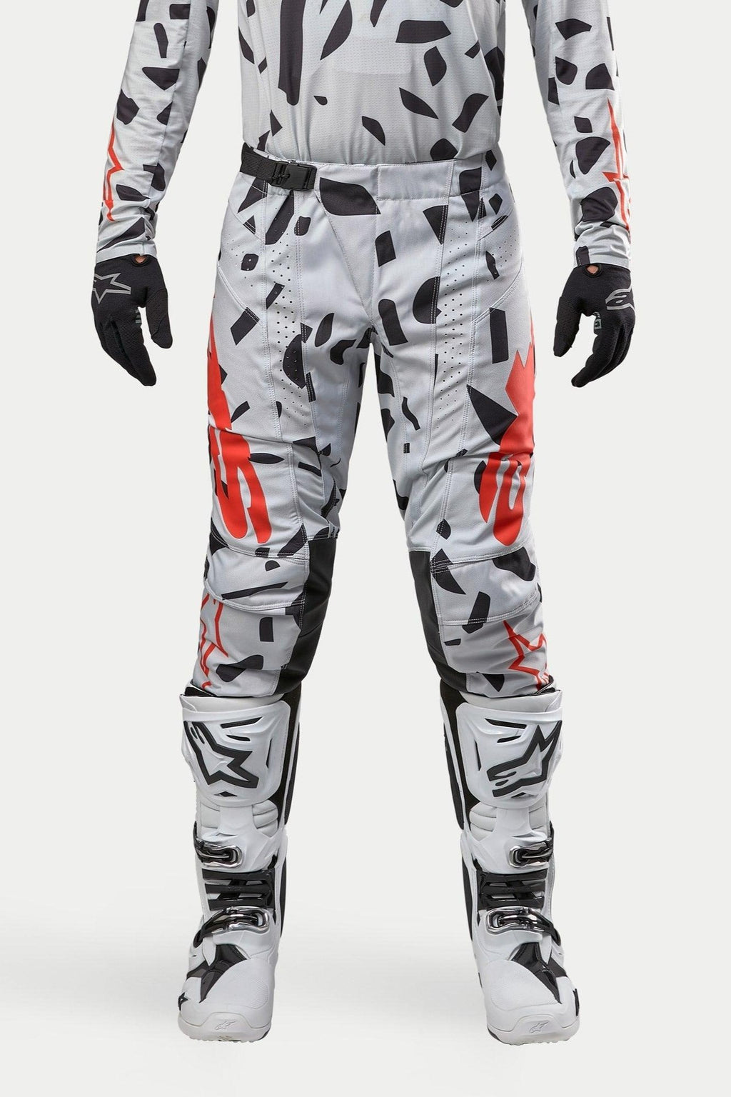 Alpinestars 2024 Techstar Rantera byxor, motocrossbyxor, Haze Gray Camo, bärs med matchande tröja, svarta handskar och vita stövlar, med svart fläckmönster och röd Alpinestars-logotyp, hållbar design för terrängkörning