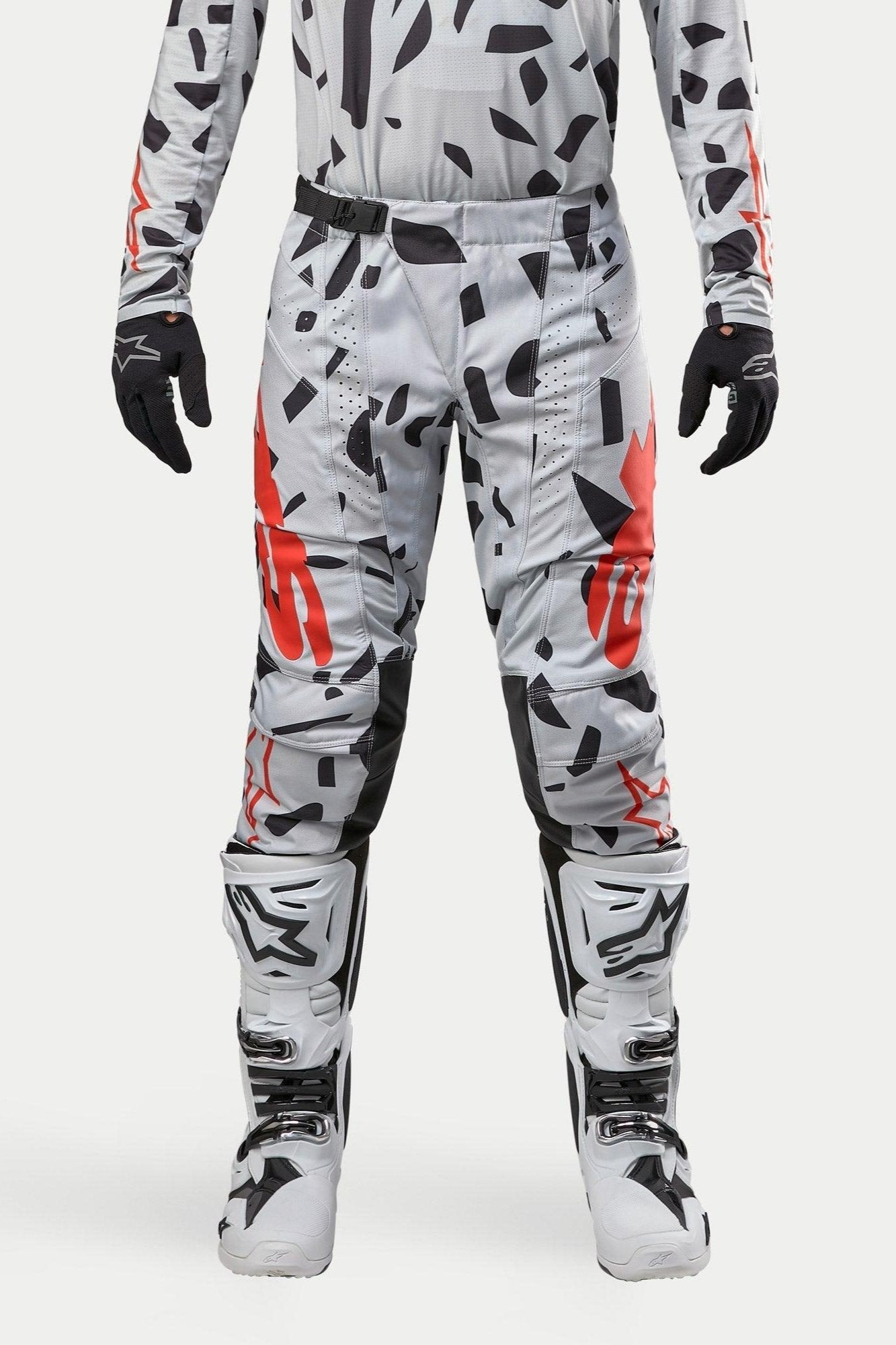 Alpinestars 2024 Techstar Rantera byxor, motocrossbyxor, Haze Gray Camo, bärs med matchande tröja, svarta handskar och vita stövlar, med svart fläckmönster och röd Alpinestars-logotyp, hållbar design för terrängkörning