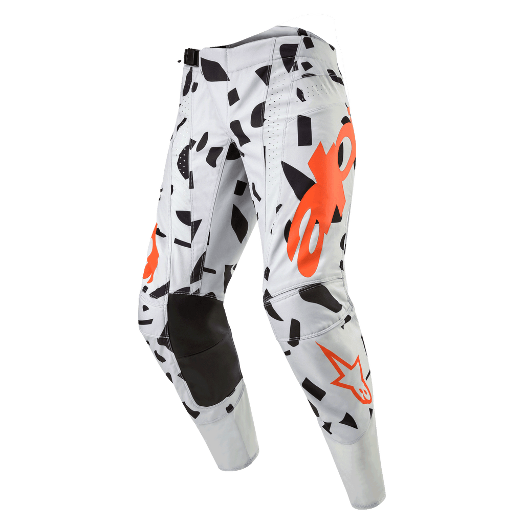 Alpinestars 2024 Techstar Rantera byxor, motocrossbyxor, Haze Gray Camo, ljusgrå med svarta abstrakta former och orange logotyper, förstärkta svarta knän, professionell racingutrustning för terrängkörning