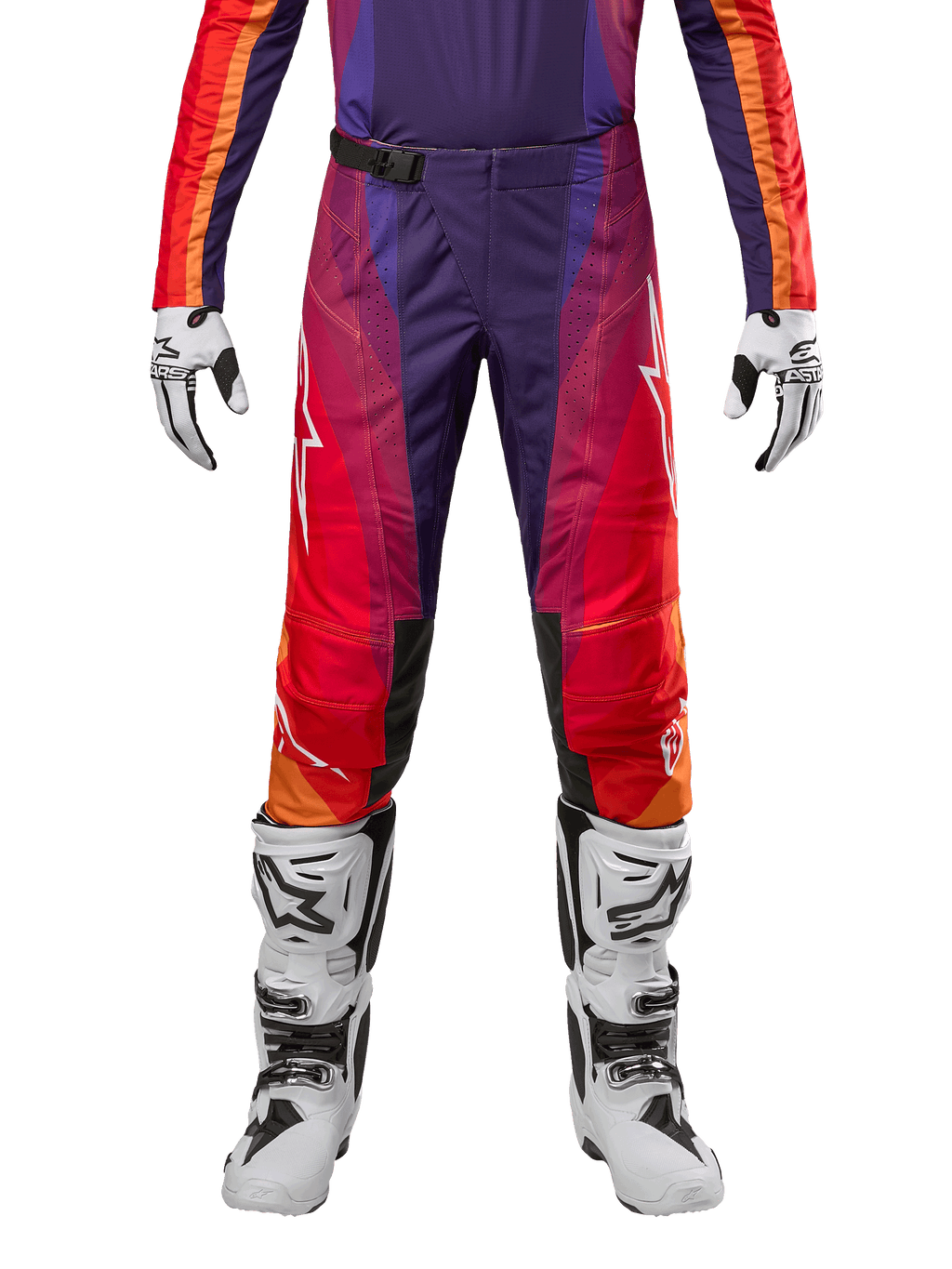 Alpinestars 2024 Techstar Pneuma byxor, motocrossbyxor i lila, orange, rött och mörkblått, vita stjärnlogotyper på sidorna, SX2 magnetiskt spänne, matchande vita motocross-stövlar och handskar, hållbar racingdesign för terrängkörning.
