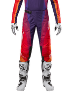 Alpinestars 2024 Techstar Pneuma byxor, motocrossbyxor i lila, orange, rött och mörkblått, vita stjärnlogotyper på sidorna, SX2 magnetiskt spänne, matchande vita motocross-stövlar och handskar, hållbar racingdesign för terrängkörning.