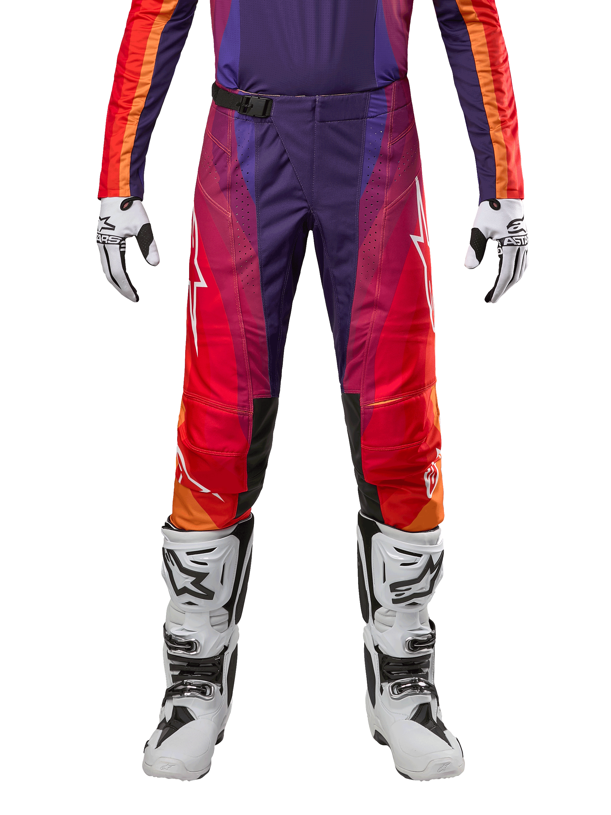 Alpinestars 2024 Techstar Pneuma byxor, motocrossbyxor i lila, orange, rött och mörkblått, vita stjärnlogotyper på sidorna, SX2 magnetiskt spänne, matchande vita motocross-stövlar och handskar, hållbar racingdesign för terrängkörning.