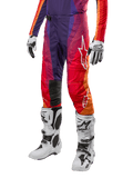 Alpinestars 2024 Techstar Pneuma byxor, motocrossbyxor, djupt lila med orange och mörkblå detaljer, vit A-star logotyp på låret, svarta läderpaneler vid knäna, högpresterande terrängutrustning