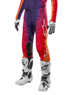 Alpinestars 2024 Techstar Pneuma byxor, motocrossbyxor, djupt lila med orange och mörkblå detaljer, vit A-star logotyp på låret, svarta läderpaneler vid knäna, högpresterande terrängutrustning