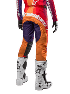 Alpinestars 2024 Techstar Pneuma Pants, motocrossbyxor i lila, orange och rött, baksida med stor vit logotyp över sätet, vita Tech 10-stövlar, tekniska material för racing och terrängkörning