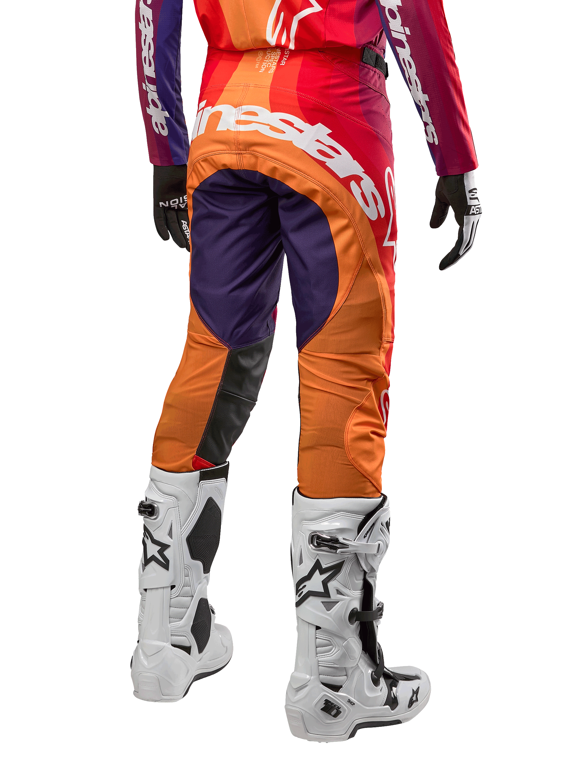 Alpinestars 2024 Techstar Pneuma Pants, motocrossbyxor i lila, orange och rött, baksida med stor vit logotyp över sätet, vita Tech 10-stövlar, tekniska material för racing och terrängkörning