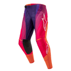 Alpinestars 2024 Techstar Pneuma byxor, motocrossbyxor, mörklila med orange och mörkblå detaljer, vita stjärnlogotyper på lår och smalben, svarta knäpaneler, hållbara och ventilerande material för terrängkörning.